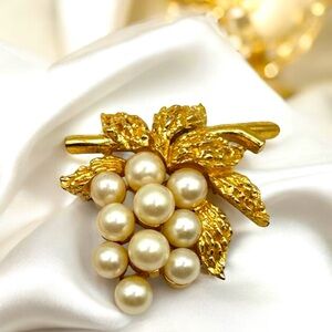 Vintage Crown Trifari Gold Tone Pearl Grape Cluster Brooch Pin